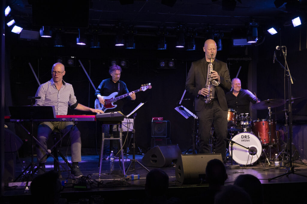 Copenhagen Hideaway: Flemming Schiller (altsax), Michael Sunding (klaver/keys), Peter Hansen (elbas), Martin Klausen (trommer/percussion)